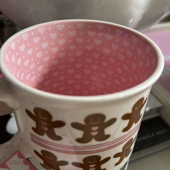 Pink peppermint & pine mug with gingerbread man and hearts on the inside - Picture 3 of 4